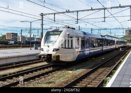 Venlo, Niederlande - 25. September 2023: Moderner Elektrozug am Bahnhof Venlo in den Niederlanden an einem sonnigen Tag. Eisenbahnverkehr in den Niederlanden. Stockfoto