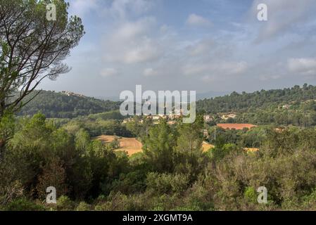 Ein Panoramablick auf Girona von einem Spaziergang entlang des St. Daniel-Tals Stockfoto