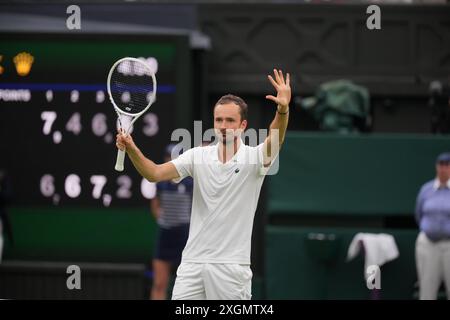 LONDON, ENGLAND - 09. JULI: Daniil Medwedev reagiert im Viertelfinalspiel der Männer im Einzelviertel gegen Jannik Sinner of Italy am 9. Juli 2024 der Meisterschaft Wimbledon im All England Lawn Tennis and Croquet Club am 9. Juli 2024 in London. Quelle: MB Media Solutions/Alamy Live News Stockfoto