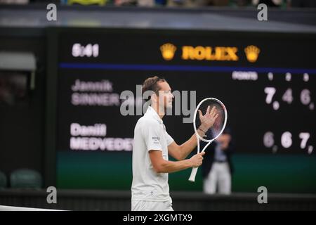 LONDON, ENGLAND - 09. JULI: Daniil Medwedev reagiert im Viertelfinalspiel der Männer im Einzelviertel gegen Jannik Sinner of Italy am 9. Juli 2024 der Meisterschaft Wimbledon im All England Lawn Tennis and Croquet Club am 9. Juli 2024 in London. Quelle: MB Media Solutions/Alamy Live News Stockfoto