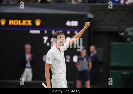 LONDON, ENGLAND - 09. JULI: Daniil Medwedev reagiert im Viertelfinalspiel der Männer im Einzelviertel gegen Jannik Sinner of Italy am 9. Juli 2024 der Meisterschaft Wimbledon im All England Lawn Tennis and Croquet Club am 9. Juli 2024 in London. Quelle: MB Media Solutions/Alamy Live News Stockfoto