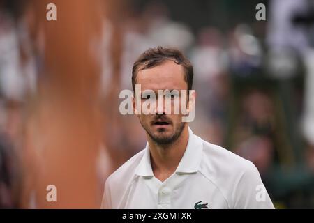 LONDON, ENGLAND - 09. JULI: Daniil Medwedev reagiert im Viertelfinalspiel der Männer im Einzelviertel gegen Jannik Sinner of Italy am 9. Juli 2024 der Meisterschaft Wimbledon im All England Lawn Tennis and Croquet Club am 9. Juli 2024 in London. Quelle: MB Media Solutions/Alamy Live News Stockfoto