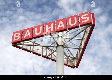Köln, Deutschland 09. Juli 2024: Werbeturm der Bauhauskette Bauhaus vor blauem Himmel mit Schleierwolken Stockfoto
