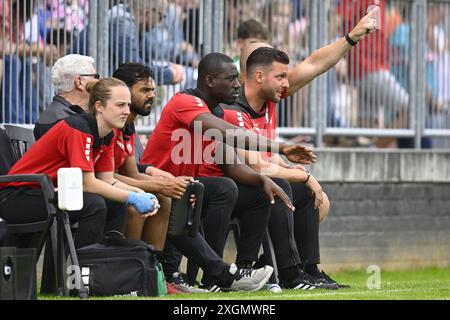 Joure, Nederland. Juli 2024. JOURE, 09.07.2024, Sportpark Hege Simmerdyk, Fußball, niederländische Eredivisie, Saison 2024/2025, Heerenveen - FC Dordrecht 4:1, FC Dordrecht Assistenztrainer Rick Adjei mit FC Dordrecht Trainer Melvin Boel Credit: Pro Shots/Alamy Live News Stockfoto