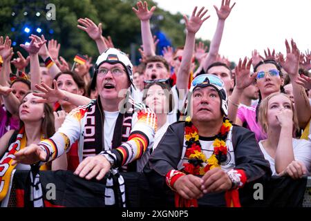 Deutsche Fußballfans feiern auf der Berliner Fanzone am Brandenburger Tor anlässlich des Fußballspiels Deutschland gegen Dänemark während der UEFA EURO 2024. / Deutsche Fußballfans feiern in der Berliner Fanzone am Brandenburger Tor anlässlich des Fußballspiels zwischen Deutschland und Dänemark während der UEFA EURO 2024. Schnappschuss-Fotografie/K.M.Krause *** Deutsche Fußballfans feiern in der Berliner Fanzone am Brandenburger Tor anlässlich des Fußballspiels zwischen Deutschland und Dänemark während der UEFA EURO 2024 feiern deutsche Fußballfans in der Berliner Fanzone am Brandenburger Tor Stockfoto