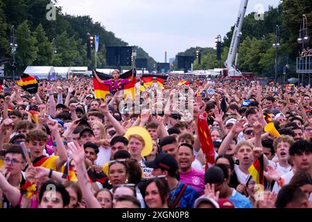 Deutsche Fußballfans feiern auf der Berliner Fanzone am Brandenburger Tor anlässlich des Fußballspiels Deutschland gegen Dänemark während der UEFA EURO 2024. / Deutsche Fußballfans feiern in der Berliner Fanzone am Brandenburger Tor anlässlich des Fußballspiels zwischen Deutschland und Dänemark während der UEFA EURO 2024. Schnappschuss-Fotografie/K.M.Krause *** Deutsche Fußballfans feiern in der Berliner Fanzone am Brandenburger Tor anlässlich des Fußballspiels zwischen Deutschland und Dänemark während der UEFA EURO 2024 feiern deutsche Fußballfans in der Berliner Fanzone am Brandenburger Tor Stockfoto