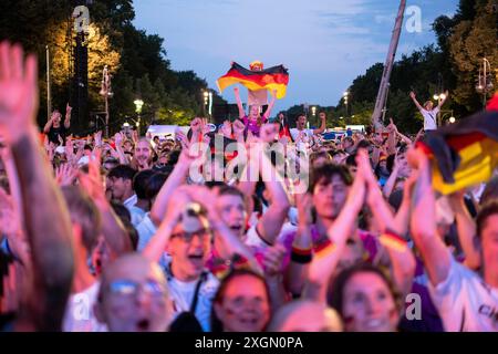 Deutsche Fußballfans feiern auf der Berliner Fanzone am Brandenburger Tor anlässlich des Fußballspiels Deutschland gegen Dänemark während der UEFA EURO 2024. / Deutsche Fußballfans feiern in der Berliner Fanzone am Brandenburger Tor anlässlich des Fußballspiels zwischen Deutschland und Dänemark während der UEFA EURO 2024. Schnappschuss-Fotografie/K.M.Krause *** Deutsche Fußballfans feiern in der Berliner Fanzone am Brandenburger Tor anlässlich des Fußballspiels zwischen Deutschland und Dänemark während der UEFA EURO 2024 feiern deutsche Fußballfans in der Berliner Fanzone am Brandenburger Tor Stockfoto