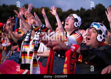 Deutsche Fußballfans feiern auf der Berliner Fanzone am Brandenburger Tor anlässlich des Fußballspiels Deutschland gegen Dänemark während der UEFA EURO 2024. / Deutsche Fußballfans feiern in der Berliner Fanzone am Brandenburger Tor anlässlich des Fußballspiels zwischen Deutschland und Dänemark während der UEFA EURO 2024. Schnappschuss-Fotografie/K.M.Krause *** Deutsche Fußballfans feiern in der Berliner Fanzone am Brandenburger Tor anlässlich des Fußballspiels zwischen Deutschland und Dänemark während der UEFA EURO 2024 feiern deutsche Fußballfans in der Berliner Fanzone am Brandenburger Tor Stockfoto