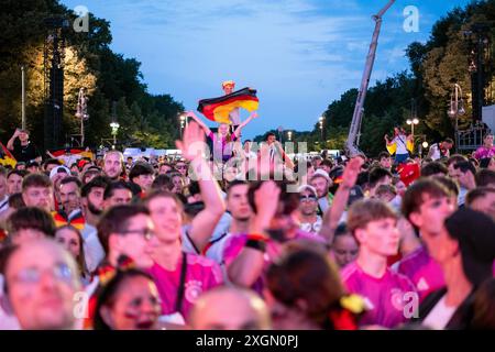 Deutsche Fußballfans feiern auf der Berliner Fanzone am Brandenburger Tor anlässlich des Fußballspiels Deutschland gegen Dänemark während der UEFA EURO 2024. / Deutsche Fußballfans feiern in der Berliner Fanzone am Brandenburger Tor anlässlich des Fußballspiels zwischen Deutschland und Dänemark während der UEFA EURO 2024. Schnappschuss-Fotografie/K.M.Krause *** Deutsche Fußballfans feiern in der Berliner Fanzone am Brandenburger Tor anlässlich des Fußballspiels zwischen Deutschland und Dänemark während der UEFA EURO 2024 feiern deutsche Fußballfans in der Berliner Fanzone am Brandenburger Tor Stockfoto