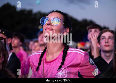 Deutsche Fußballfans feiern auf der Berliner Fanzone am Brandenburger Tor anlässlich des Fußballspiels Deutschland gegen Dänemark während der UEFA EURO 2024. / Deutsche Fußballfans feiern in der Berliner Fanzone am Brandenburger Tor anlässlich des Fußballspiels zwischen Deutschland und Dänemark während der UEFA EURO 2024. Schnappschuss-Fotografie/K.M.Krause *** Deutsche Fußballfans feiern in der Berliner Fanzone am Brandenburger Tor anlässlich des Fußballspiels zwischen Deutschland und Dänemark während der UEFA EURO 2024 feiern deutsche Fußballfans in der Berliner Fanzone am Brandenburger Tor Stockfoto