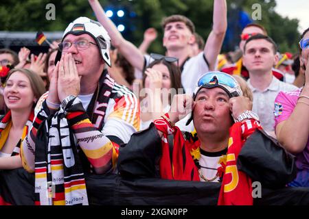 Deutsche Fußballfans feiern auf der Berliner Fanzone am Brandenburger Tor anlässlich des Fußballspiels Deutschland gegen Dänemark während der UEFA EURO 2024. / Deutsche Fußballfans feiern in der Berliner Fanzone am Brandenburger Tor anlässlich des Fußballspiels zwischen Deutschland und Dänemark während der UEFA EURO 2024. Schnappschuss-Fotografie/K.M.Krause *** Deutsche Fußballfans feiern in der Berliner Fanzone am Brandenburger Tor anlässlich des Fußballspiels zwischen Deutschland und Dänemark während der UEFA EURO 2024 feiern deutsche Fußballfans in der Berliner Fanzone am Brandenburger Tor Stockfoto