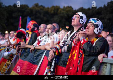 Deutsche Fußballfans feiern auf der Berliner Fanzone am Brandenburger Tor anlässlich des Fußballspiels Deutschland gegen Dänemark während der UEFA EURO 2024. / Deutsche Fußballfans feiern in der Berliner Fanzone am Brandenburger Tor anlässlich des Fußballspiels zwischen Deutschland und Dänemark während der UEFA EURO 2024. Schnappschuss-Fotografie/K.M.Krause *** Deutsche Fußballfans feiern in der Berliner Fanzone am Brandenburger Tor anlässlich des Fußballspiels zwischen Deutschland und Dänemark während der UEFA EURO 2024 feiern deutsche Fußballfans in der Berliner Fanzone am Brandenburger Tor Stockfoto