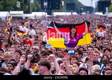 Deutsche Fußballfans feiern auf der Berliner Fanzone am Brandenburger Tor anlässlich des Fußballspiels Deutschland gegen Dänemark während der UEFA EURO 2024. / Deutsche Fußballfans feiern in der Berliner Fanzone am Brandenburger Tor anlässlich des Fußballspiels zwischen Deutschland und Dänemark während der UEFA EURO 2024. Schnappschuss-Fotografie/K.M.Krause *** Deutsche Fußballfans feiern in der Berliner Fanzone am Brandenburger Tor anlässlich des Fußballspiels zwischen Deutschland und Dänemark während der UEFA EURO 2024 feiern deutsche Fußballfans in der Berliner Fanzone am Brandenburger Tor Stockfoto