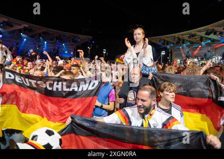 Deutsche Fußballfans feiern auf der Berliner Fanzone am Brandenburger Tor anlässlich des Fußballspiels Deutschland gegen Dänemark während der UEFA EURO 2024. / Deutsche Fußballfans feiern in der Berliner Fanzone am Brandenburger Tor anlässlich des Fußballspiels zwischen Deutschland und Dänemark während der UEFA EURO 2024. Schnappschuss-Fotografie/K.M.Krause *** Deutsche Fußballfans feiern in der Berliner Fanzone am Brandenburger Tor anlässlich des Fußballspiels zwischen Deutschland und Dänemark während der UEFA EURO 2024 feiern deutsche Fußballfans in der Berliner Fanzone am Brandenburger Tor Stockfoto