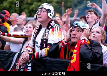 Deutsche Fußballfans feiern auf der Berliner Fanzone am Brandenburger Tor anlässlich des Fußballspiels Deutschland gegen Dänemark während der UEFA EURO 2024. / Deutsche Fußballfans feiern in der Berliner Fanzone am Brandenburger Tor anlässlich des Fußballspiels zwischen Deutschland und Dänemark während der UEFA EURO 2024. Schnappschuss-Fotografie/K.M.Krause *** Deutsche Fußballfans feiern in der Berliner Fanzone am Brandenburger Tor anlässlich des Fußballspiels zwischen Deutschland und Dänemark während der UEFA EURO 2024 feiern deutsche Fußballfans in der Berliner Fanzone am Brandenburger Tor Stockfoto