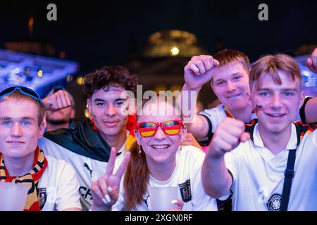 Deutsche Fußballfans feiern auf der Berliner Fanzone am Brandenburger Tor anlässlich des Fußballspiels Deutschland gegen Dänemark während der UEFA EURO 2024. / Deutsche Fußballfans feiern in der Berliner Fanzone am Brandenburger Tor anlässlich des Fußballspiels zwischen Deutschland und Dänemark während der UEFA EURO 2024. Schnappschuss-Fotografie/K.M.Krause *** Deutsche Fußballfans feiern in der Berliner Fanzone am Brandenburger Tor anlässlich des Fußballspiels zwischen Deutschland und Dänemark während der UEFA EURO 2024 feiern deutsche Fußballfans in der Berliner Fanzone am Brandenburger Tor Stockfoto