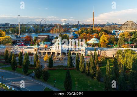 Der Haupteingang des Vergnügungsparks La Ronde ( The Round ) während der Halloween-Veranstaltung bei Sonnenuntergang. Montreal, Quebec, Kanada. Stockfoto