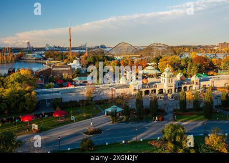 Der Haupteingang des Vergnügungsparks La Ronde ( The Round ) während der Halloween-Veranstaltung bei Sonnenuntergang. Montreal, Quebec, Kanada. Stockfoto