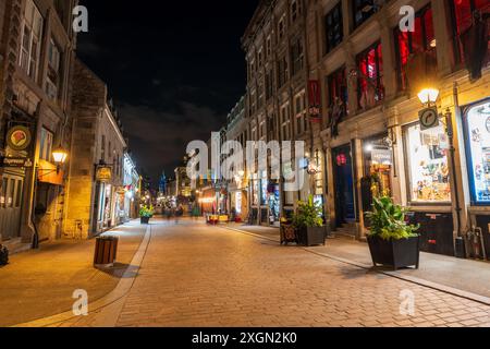 Montreal, Quebec, Kanada - 18. Oktober 2022 : Rue Saint-Paul ( Saint Paul Street ) in Old Montreal bei Nacht. Stockfoto