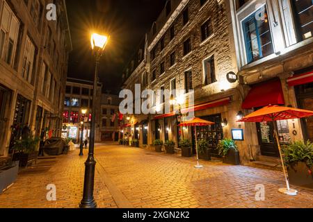 Montreal, Quebec, Kanada - 18. Oktober 2022 : Rue Saint-Vincent ( Saint-Vincent Street ) in Old Montreal bei Nacht. Stockfoto