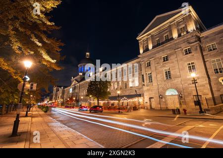 Montreal, Quebec, Kanada - 18. Oktober 2022: De la Commune Street (Rue de la Commune) in Old Montreal bei Nacht. Bonsecours-Markt (Marche Bonsecours). Stockfoto