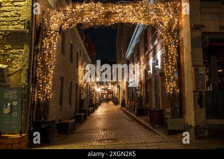 Montreal, Quebec, Kanada - 18. Oktober 2022: Saint-Amable Street (Rue Saint-Amable) in Old Montreal bei Nacht. Stockfoto