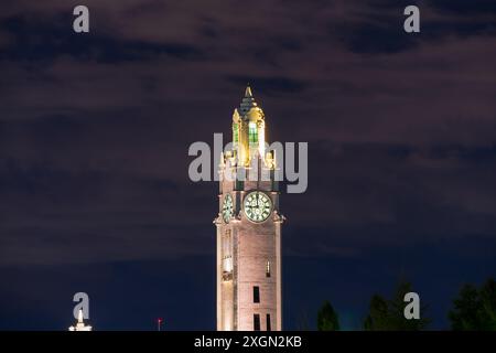 Alter Hafen von Montreal Clock Tower beleuchtet bei Nacht. Montreal, Quebec, Kanada. Stockfoto