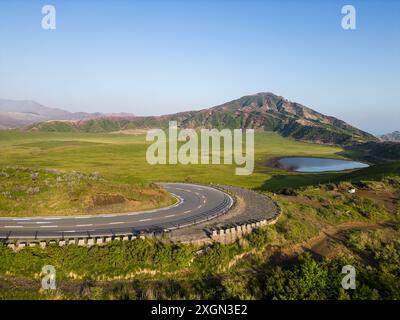 MT Aso, Japan: Aus der Vogelperspektive auf die Straße, die zum Vulkan Aso führt, mit dem Eboshi-Krater im Frühjahr bei Kumamoto in Kyushu in Japan. Stockfoto