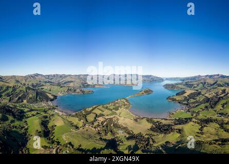 Christchurch, Neuseeland: Drohnenblick auf die atemberaubende Banks Peninsula an einem sonnigen Tag in der Nähe von Christchurch in Canterbury auf der Südinsel Neuseelands Stockfoto