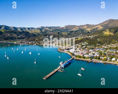 Akaroa, Neuseeland: Aus der Vogelperspektive auf das atemberaubende idyllische Dorf Akaroa auf der Banks Peninsula in der Christchurch Region Canter Bury in New Stockfoto