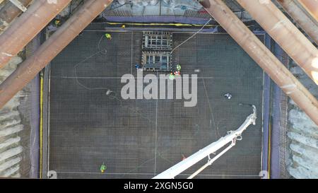 Luftaufnahme einer Baustelle mit Arbeiter und verstärkter Struktur in der Mitte Stockfoto