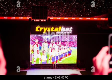 Tiflis, Georgien - 20. juni 2024: Spiel Georgien - Spanien bei der EM 2024. Georgische Unterstützer in Tribünen. Crystalbet-Wetten-Organ Stockfoto