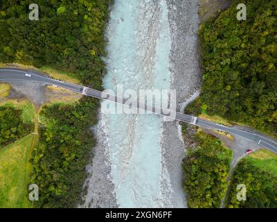 Fox Glacier, Neuseeland: Blick über die Drohne eines Autos, das die Brücke über den Karangarua River in der Nähe der Fox Glacier Town auf der Südinsel Neuseelands überquert Stockfoto