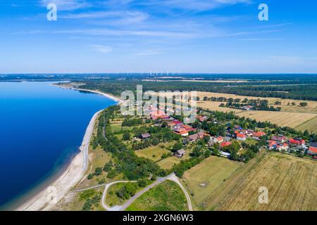 Lieske im Lausitzer Seenland DEU/Deutschland/Brandenburg/Lieske, 09.07.2024, Luftaufnahme der Ortschaft Lieske am Ufer des Sedlitzer See im Lausitzer Seenland, Luftaufnahme mit einer Drohne. *** Lieske im Lausitzer Seenland DEU Deutschland Brandenburg Lieske, 09 07 2024, Luftaufnahme des Dorfes Lieske am Ufer des Sedlitzer Sees im Lausitzer Seenland, Luftaufnahme mit Drohne AF Lieske 83228.jpeg Stockfoto