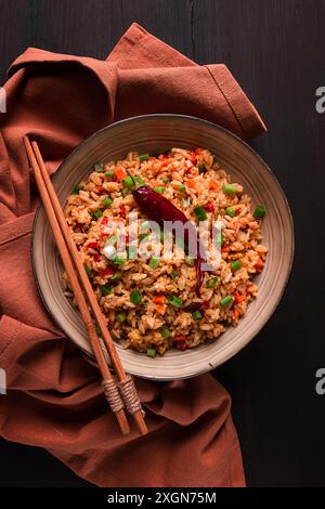 Gebratener Reis, mit Gemüse und Ei, chinesische Küche, hausgemacht, keine Leute Stockfoto