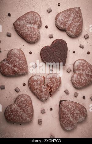 Essenstapete, Schokolade glasierter Lebkuchen, Herzform, Blick von oben, keine Leute Stockfoto