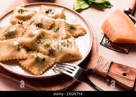 Ravioli mit Spinat und Käse, vegetarische Speisen, auf beigefarbenem Hintergrund, Schwerpunkt Nr. people.selective, rustikal Stockfoto