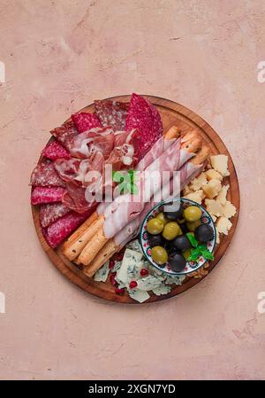 Vorspeise, Sortiment, Set, Wurst und Käse, auf einem Holzbrett, Blick von oben, keine Leute Stockfoto