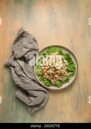 Maissalat aus der Dose, mit Krabbenstangen, Blick von oben, keine Leute Stockfoto