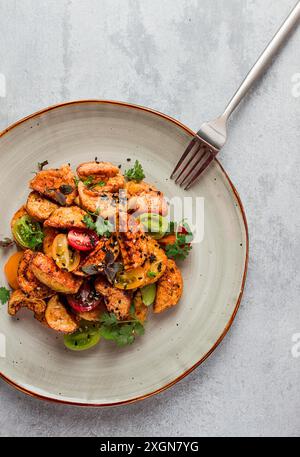 Salat, knusprige Auberginen im Teig, mit Kirsche, Sesamsamen, Olivenöl, hausgemacht, keine Personen Stockfoto