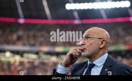 München, UEFA Euro 2024 Halbfinalspiel zwischen Spanien und Frankreich in München. Juli 2024. Luis de La Fuente, Cheftrainer Spaniens, reagiert beim Halbfinalspiel der UEFA Euro 2024 zwischen Spanien und Frankreich am 9. Juli 2024 in München. Quelle: Xiao Yijiu/Xinhua/Alamy Live News Stockfoto