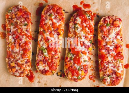 Pizza auf einem Baguette, Blick von oben, Nahaufnahme, keine Leute, Fast Food, Street Food Stockfoto