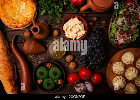 Traditioneller georgianischer Tisch, Draufsicht, Khinkali, Phali, Shoti, Khachapuri, Soßen, Obst, Nüsse, Salat, Käse, horizontal, keine Leute Stockfoto