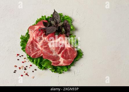 Zwei Stücke Schweinefleisch, rohes Schweinesteak, Schweinesteak, auf weißem Hintergrund Stockfoto