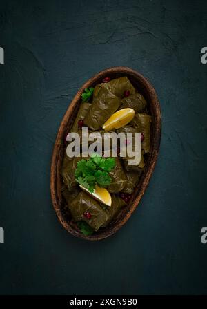 Dolma (Tolma) gefüllte Brötchen, Hackfleisch mit Reis, in Traubenblättern, Blick von oben, keine Leute, Nahaufnahme Stockfoto