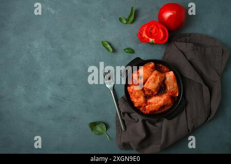 Gefüllte Kohlbrötchen in Tomatensauce gefüllte Kohlblätter, Hackfleisch mit Reis, auf dunklem Hintergrund, Blick von oben, keine Leute Stockfoto