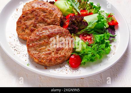 Gebratene Schnitzel, truthahn, mit Gemüsesalat, Blick von oben, keine Leute Stockfoto