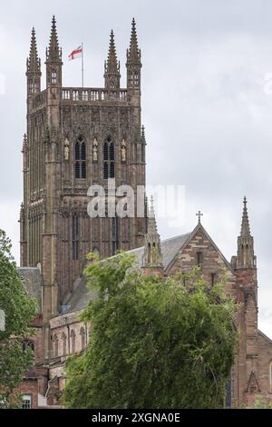 Worcester, Großbritannien. Juli 2024. Ein Blick auf die Kathedrale von Worcester aus dem Pressebereich des Bodens vor dem Rachel Heyhoe Flint Trophy Spiel zwischen Central Sparks und Lancashire Thunder in der New Road, Worcester, Großbritannien am 10. Juli 2024. Foto von Stuart Leggett. Nur redaktionelle Verwendung, Lizenz für kommerzielle Nutzung erforderlich. Keine Verwendung bei Wetten, Spielen oder Publikationen eines einzelnen Clubs/einer Liga/eines Spielers. Quelle: UK Sports Pics Ltd/Alamy Live News Stockfoto