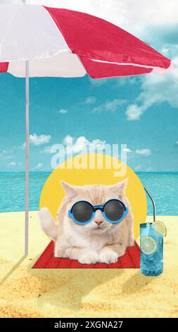 Entzückende reinrassige Katze in Sonnenbrille, die sich am Strand am Meer unter einem Sonnenschirm mit einem kühlen Cocktail entspannt. Zeitgenössische Kunstcollage. Stockfoto