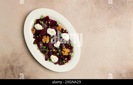 Rote-Bete-Salat mit Nüssen, Frischkäse und Mikrogrün, hausgemacht, keine Leute Stockfoto